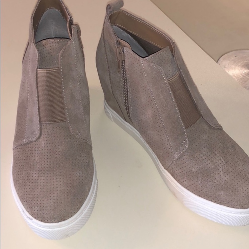 Steve Madden Wavery perforated wedge sneaker. Zip side great used condition. 8